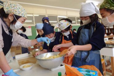 ５年　ものづくり・デザイン科「国吉りんごジャムづくり」