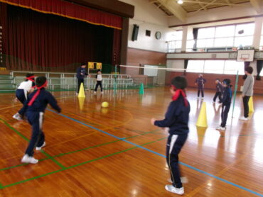 ３年 体育「フロアーボール②」