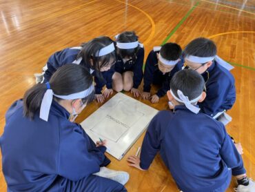 ４年 体育「キャッチバレー」