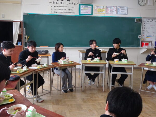 「９年思いでランチ③～５年時の担任の先生と～」