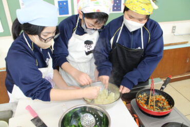 ６年家庭科「調理実習：オムレツ・ツナポテトハンバーグ」