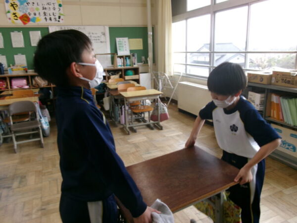 縦割り清掃（５年生がリーダー）